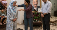 Eşinin cenazesinden dönen yaşlı dul kadın.
